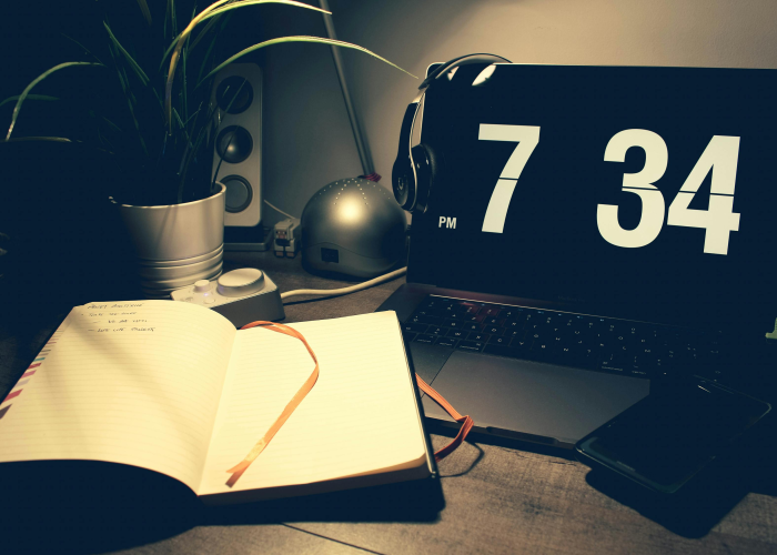 股市在经历剧烈波动的一周后反弹，道琼斯指数创下历史新高